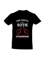 trc020 Asa arata o SOTIE extraordinara negru Tricou personalizat Asa arata o sotie extraordinara cadouri pentru sotie dragobete 8 martie 1 martie ziua indragostitilor