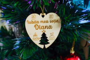 Glc010 Glob lemn inima cu nume (4) Glob lemn inima personalizat cu nume cadouri craciun