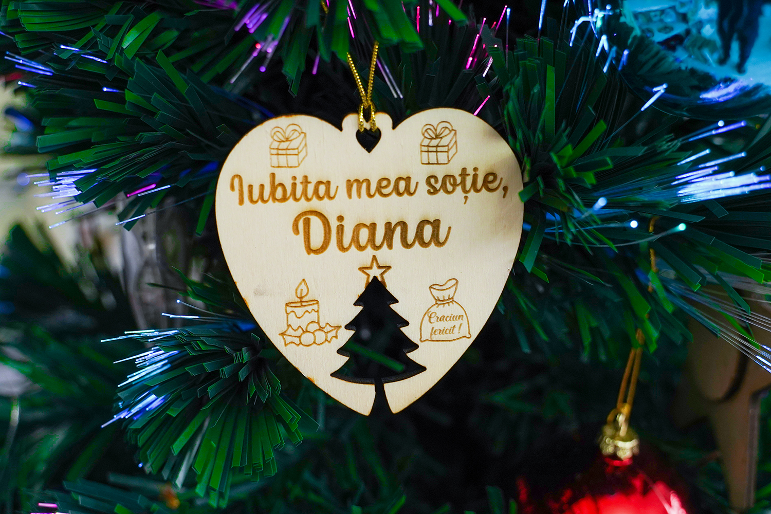 Glc010 Glob lemn inima cu nume (4) Glob lemn inima personalizat cu nume cadouri craciun