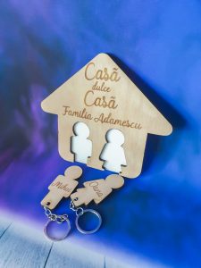 brl007 Suport Chei casuta lemn + brelocuri (1) Suport Chei casuta lemn si breloc presonalizat