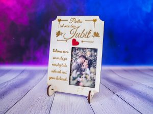 grv012p Tablou lemn Iubirea care se naste cu poza Tablou lemn gravat cu mesaj si poza iubiarea care se naste