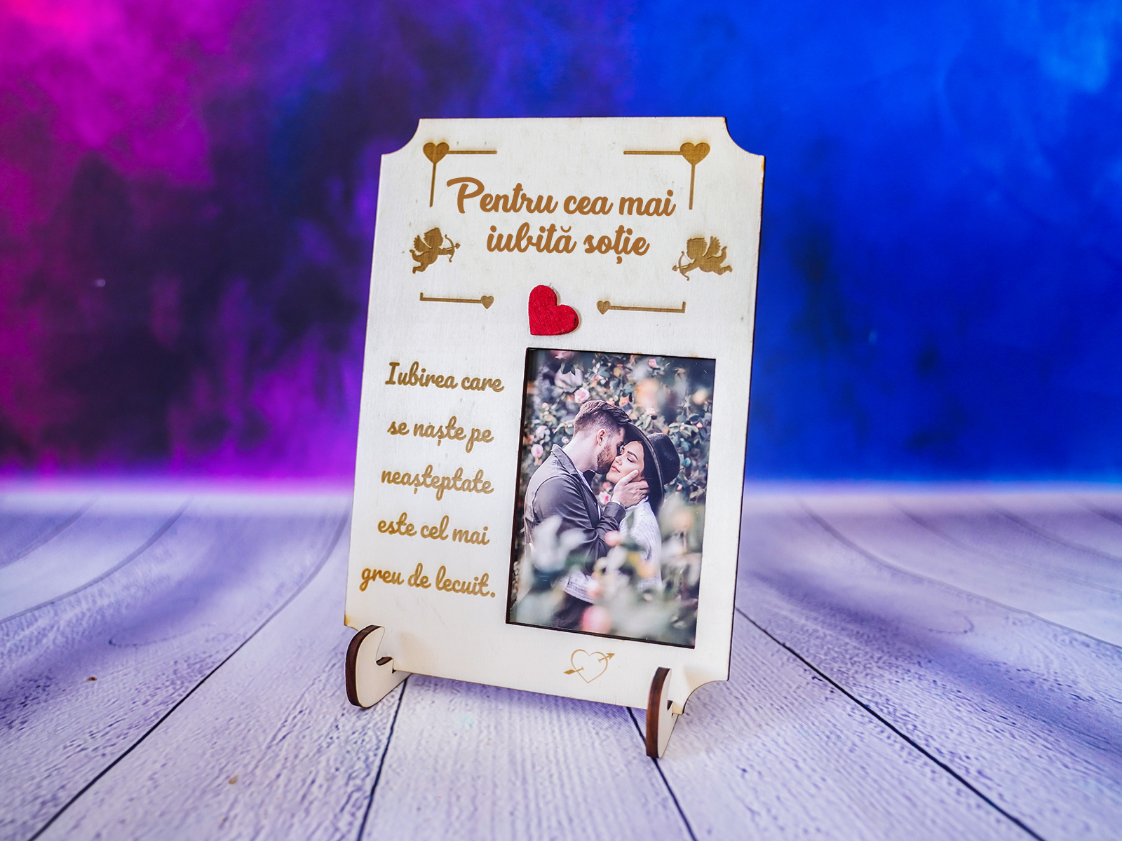 Tablou lemn gravat cu mesaj si poza iubiarea care se naste