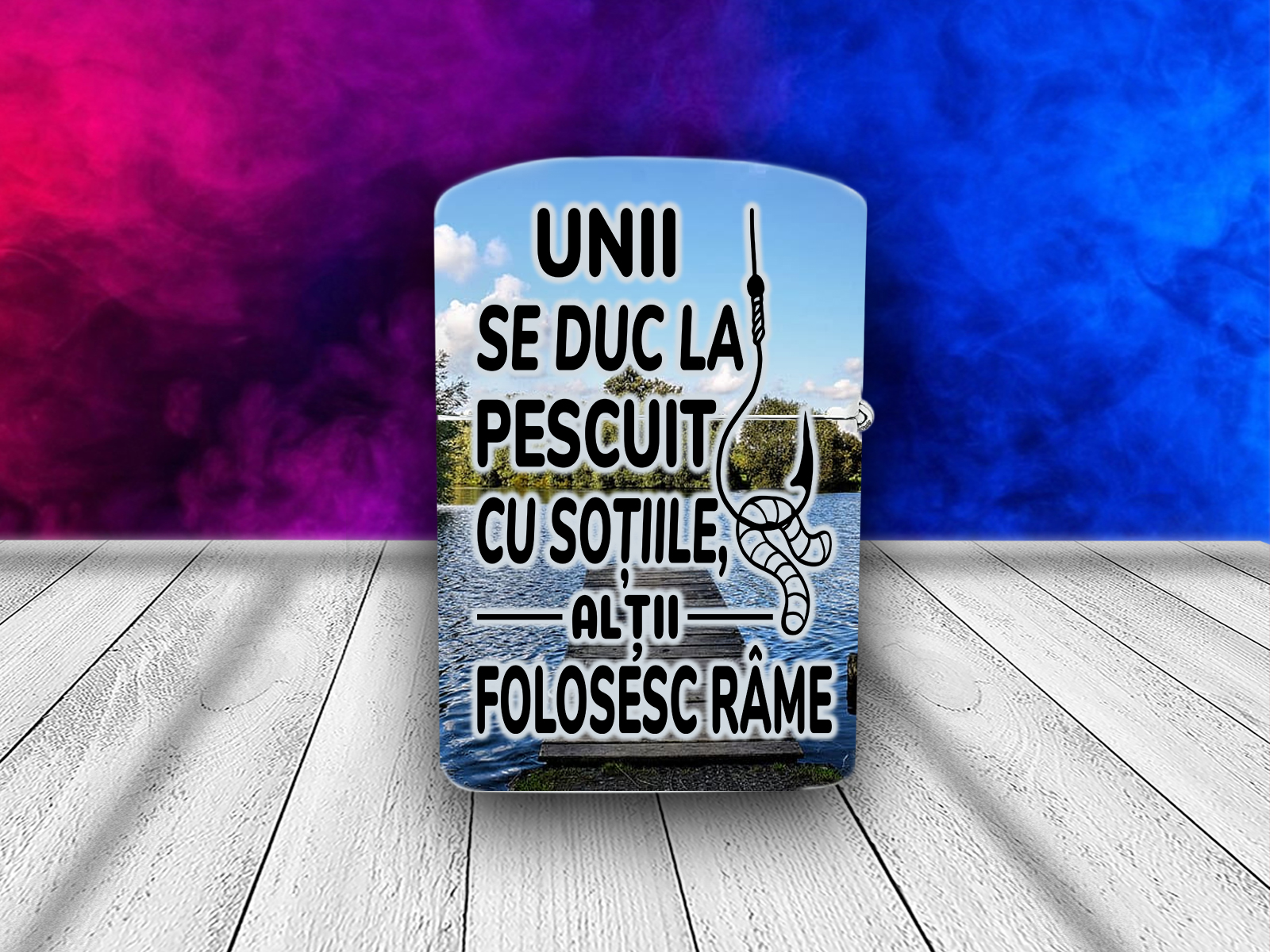 brc022 Bricheta personalizata unii se duc la pescuit cu sotiile altii folosesc rame bricheta personalizata Unii se duc la pescuit cu sotiile altii folosesc rame cadouri pentru pescari