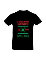 trc080 Un barbat adevarat se numeste instalator negru Tricour personalizat un barbat adevarat se numeste instalator cadouri pentru instalatori tricou pentru instalator