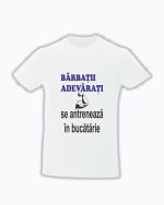 trc093 Barbatii adevarati se antreneaza in bucatarie alb tricou personalizaxt Barbatii adevarati se antreneaza in bucatarie tricouri cu mesaje haioase
