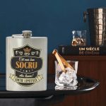 Pls002 Plosca personalizata cel mai bun socru din lume editie limitata 2 Plosca personalizata Cel mai bun socru Ploscutele de buzunar personalizate sunt un cadou unic pentru pasionatii de esente tari si nu numai. Stim cat de greu este sa gasesti un cadou ideal barbatesc, de aceea am lansat sticlele de buzunar personalizate, acestea pot fi folosite oricand, atat iarna cat si in orice alt anotimp. Aceasta este un cadou ideal pentru pasionații de băuturi tari, pentru petreceri aniversare, petreceri de majorat si pentru oricare alta ocazie.