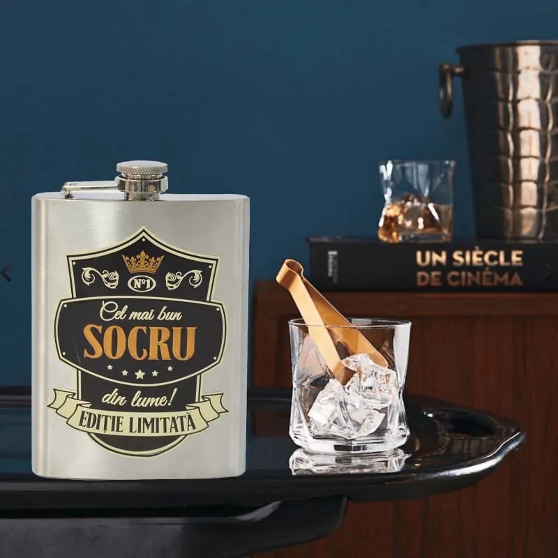 Plosca personalizata Cel mai bun socru Ploscutele de buzunar personalizate sunt un cadou unic pentru pasionatii de esente tari si nu numai. Stim cat de greu este sa gasesti un cadou ideal barbatesc, de aceea am lansat sticlele de buzunar personalizate, acestea pot fi folosite oricand, atat iarna cat si in orice alt anotimp. Aceasta este un cadou ideal pentru pasionații de băuturi tari, pentru petreceri aniversare, petreceri de majorat si pentru oricare alta ocazie.