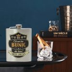 Pls003 Plosca personalizata cel mai bun bunic din lume editie limitata 2 Plosca personalizata Cel mai bun bunic Ploscutele de buzunar personalizate sunt un cadou unic pentru pasionatii de esente tari si nu numai. Stim cat de greu este sa gasesti un cadou ideal barbatesc, de aceea am lansat sticlele de buzunar personalizate, acestea pot fi folosite oricand, atat iarna cat si in orice alt anotimp. Aceasta este un cadou ideal pentru pasionații de băuturi tari, pentru petreceri aniversare, petreceri de majorat si pentru oricare alta ocazie.