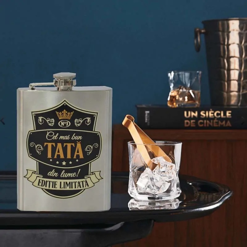 Plosca personalizata Cel mai bun tata Ploscutele de buzunar personalizate sunt un cadou unic pentru pasionatii de esente tari si nu numai. Stim cat de greu este sa gasesti un cadou ideal barbatesc, de aceea am lansat sticlele de buzunar personalizate, acestea pot fi folosite oricand, atat iarna cat si in orice alt anotimp. Aceasta este un cadou ideal pentru pasionații de băuturi tari, pentru petreceri aniversare, petreceri de majorat si pentru oricare alta ocazie.
