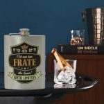 Pls007 Plosca personalizata cel mai bun frate editite limitata 2 Plosca personalizata Cel mai bun frate Ploscutele de buzunar personalizate sunt un cadou unic pentru pasionatii de esente tari si nu numai. Stim cat de greu este sa gasesti un cadou ideal barbatesc, de aceea am lansat sticlele de buzunar personalizate, acestea pot fi folosite oricand, atat iarna cat si in orice alt anotimp. Aceasta este un cadou ideal pentru pasionații de băuturi tari, pentru petreceri aniversare, petreceri de majorat si pentru oricare alta ocazie.