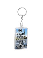 brl027 Breloc plastic unii se duc la pescuit cu sotiile altii folosesc rame Breloc personalizat unii se duc la pesuit cu sotiile alti folosesc rame , cadouri pentru pescari si pescuit