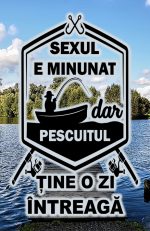 brl023 Breloc plastic sexul e minunat dar pescuitul tine o zi intreaga Breloc personalizat sexul e minunat dar pescuitul tine o zi intreaga , cadouri pentru pescari si pescuit