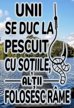 brl027 Breloc plastic unii se duc la pescuit cu sotiile altii folosesc rame Breloc personalizat unii se duc la pesuit cu sotiile alti folosesc rame , cadouri pentru pescari si pescuit
